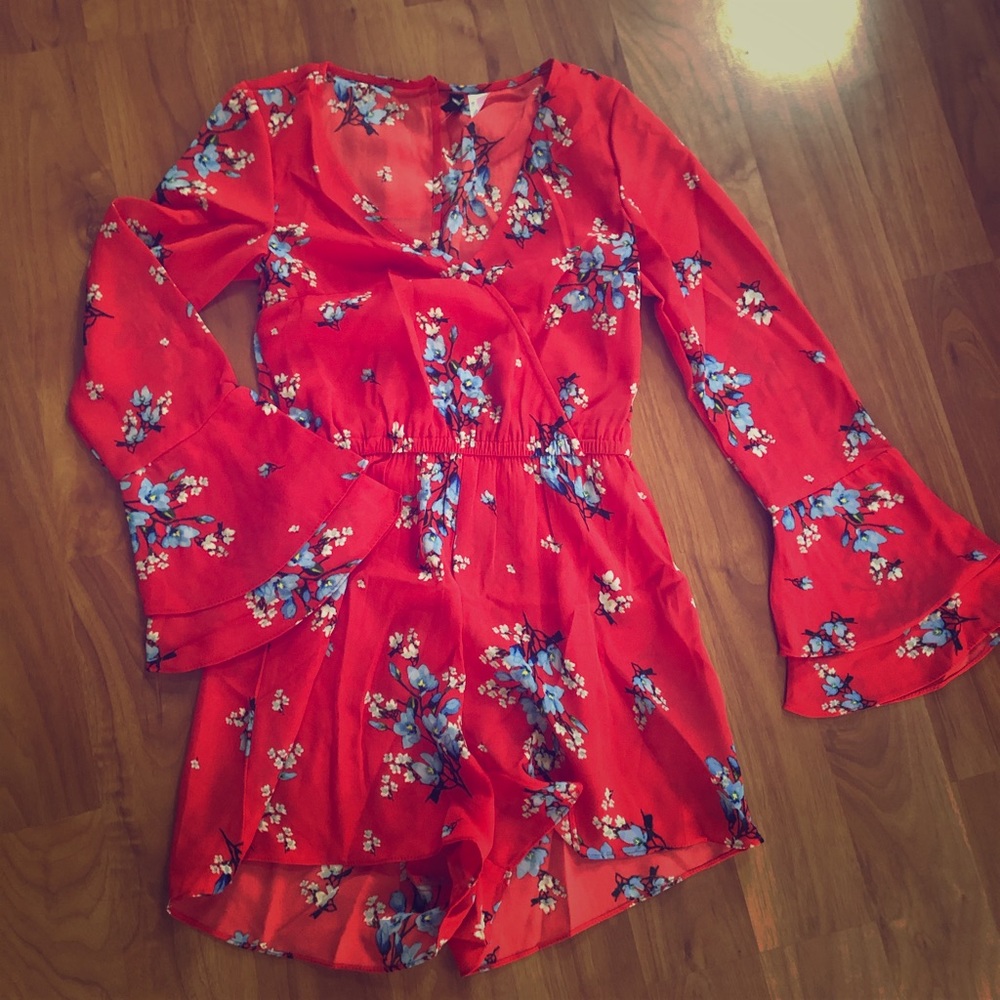 Short romper with bell sleeves